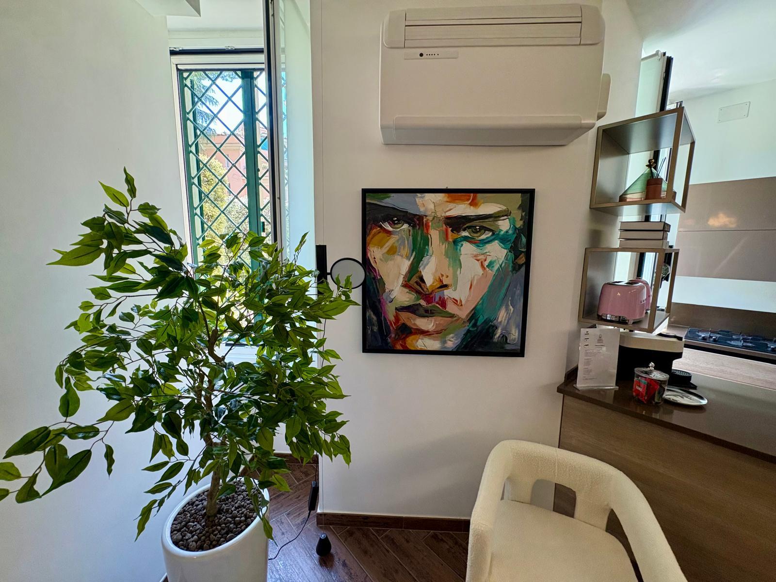 Angolo verde e luce naturale in Domus Fiorelli