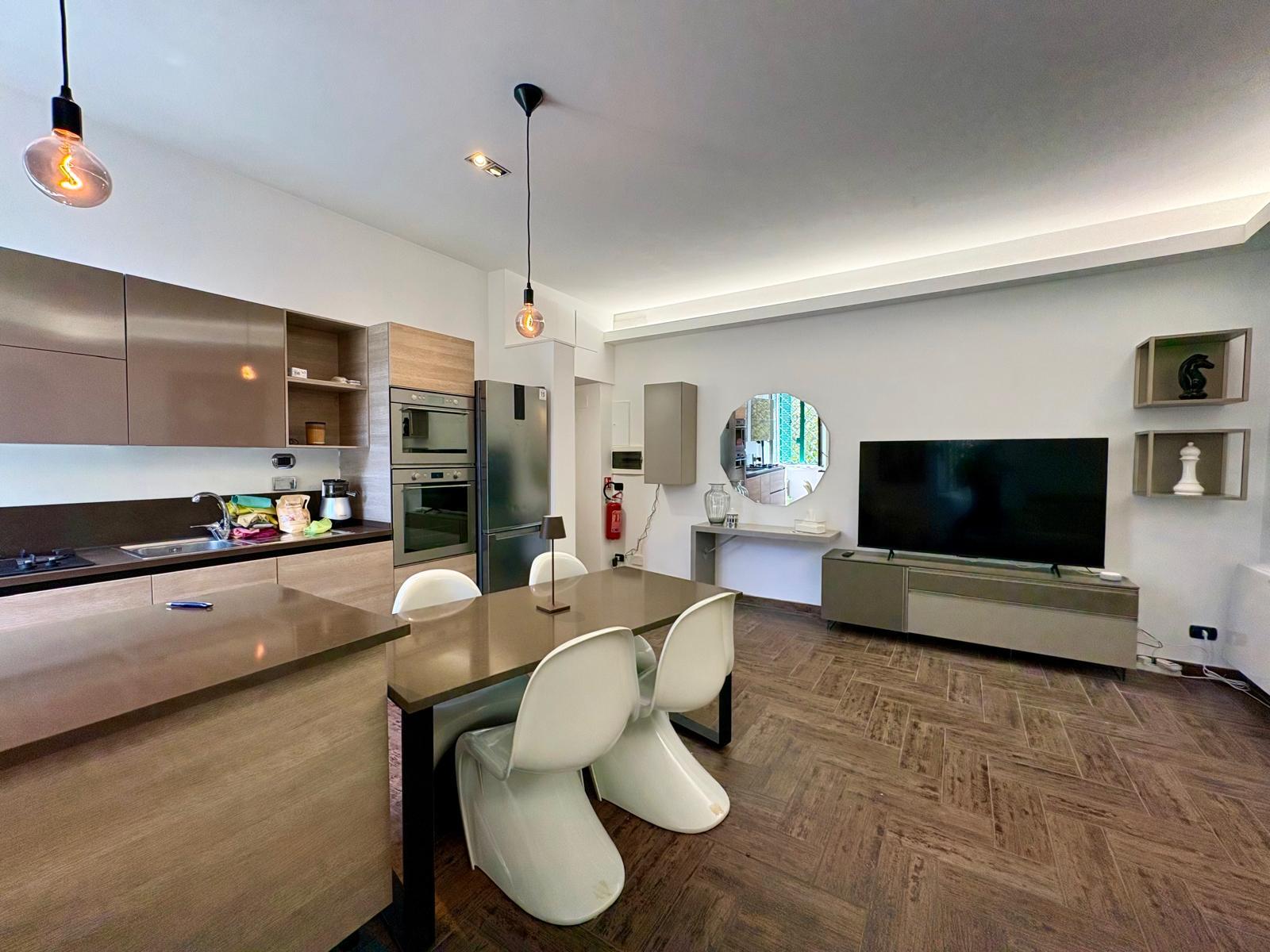 Salotto con TV e specchio